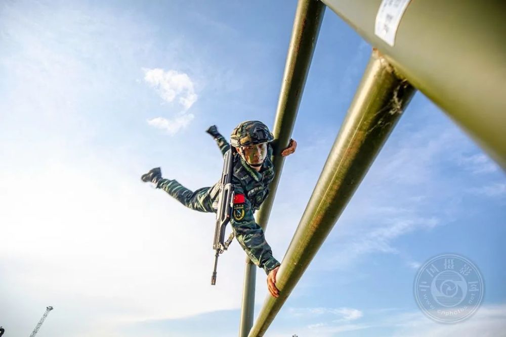 中国摄影网签约摄影师曹泽铖:光影里的军人模样_腾讯新闻