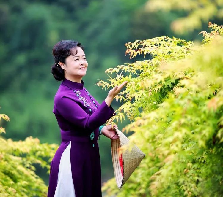 中年女性拍照显瘦的5个技巧,姿势优美容易学,方法简单记得住_腾讯新闻