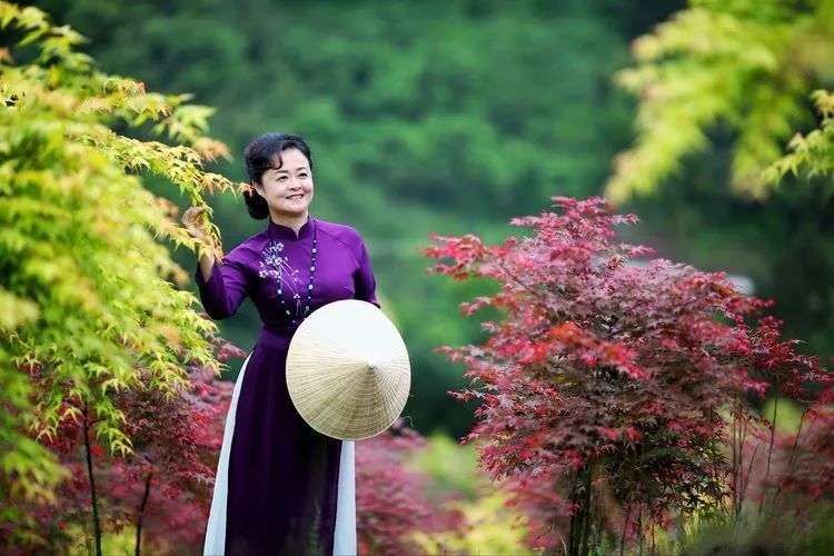 中年女性拍照显瘦的5个技巧,姿势优美容易学,方法简单记得住_腾讯新闻