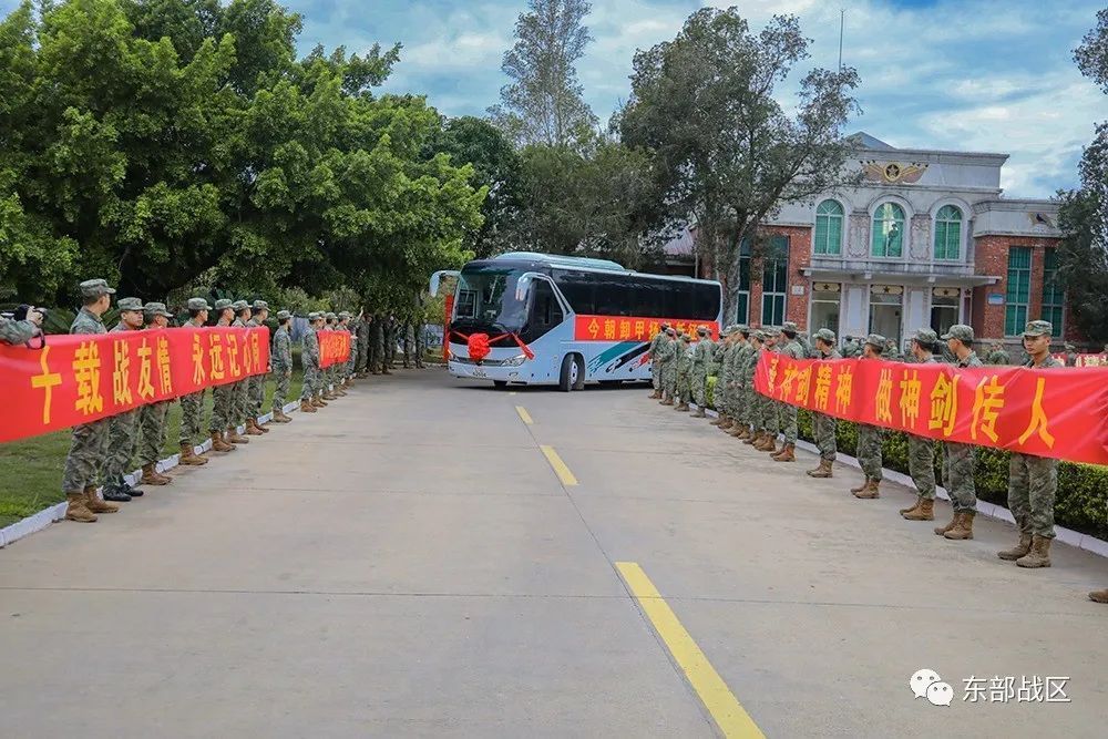 并送上满满的祝福郑重地为老兵敬上最后一个军礼在部队道路两旁战友们