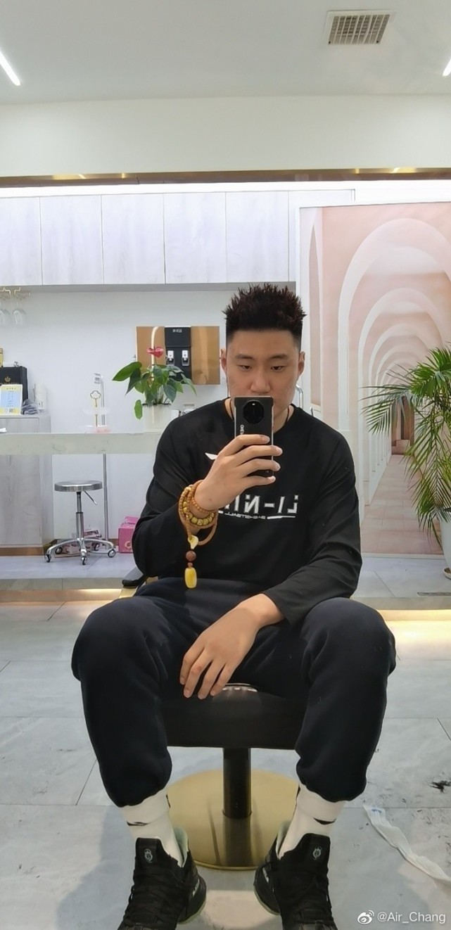 常林更博晒训练照九宫格:又要开赛了 全力以赴&兄弟们闹他