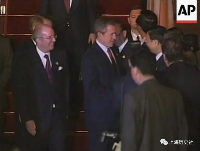 老照片 ｜ 2001年10月，APEC第九次领导人非正式会议在上海举行_腾讯新闻