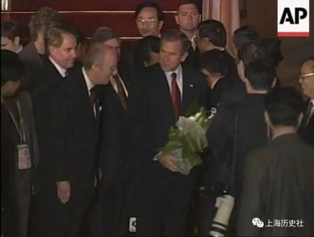 老照片 ｜ 2001年10月，APEC第九次领导人非正式会议在上海举行_腾讯新闻