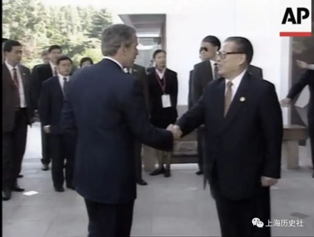 老照片 ｜ 2001年10月，APEC第九次领导人非正式会议在上海举行_腾讯新闻