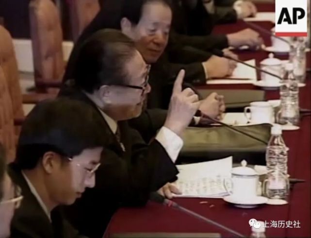 老照片 ｜ 2001年10月，APEC第九次领导人非正式会议在上海举行_腾讯新闻