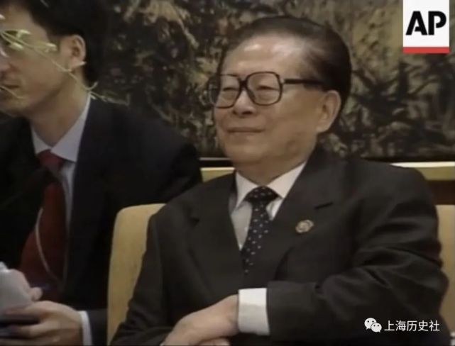 老照片 ｜ 2001年10月，APEC第九次领导人非正式会议在上海举行_腾讯新闻