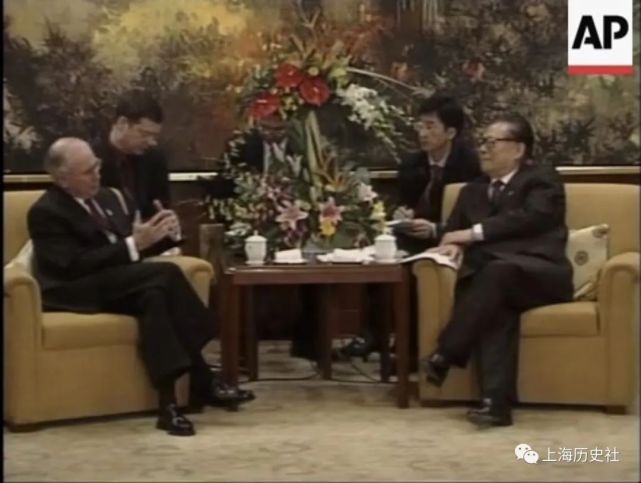 老照片 ｜ 2001年10月，APEC第九次领导人非正式会议在上海举行_腾讯新闻