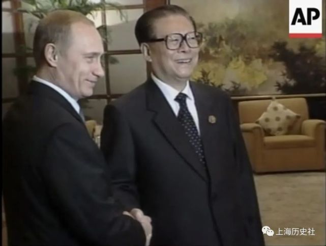 老照片 ｜ 2001年10月，APEC第九次领导人非正式会议在上海举行_腾讯新闻