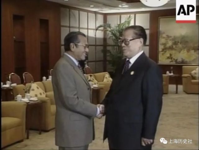 老照片 ｜ 2001年10月，APEC第九次领导人非正式会议在上海举行_腾讯新闻