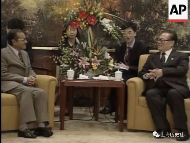 老照片 ｜ 2001年10月，APEC第九次领导人非正式会议在上海举行_腾讯新闻