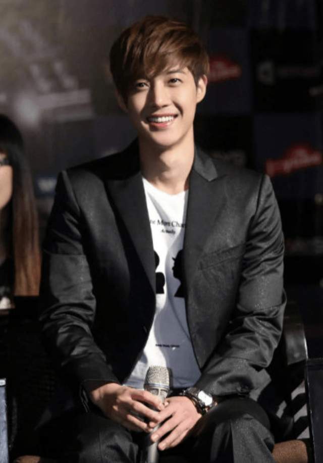 韩国初代顶流金贤重再被曝丑闻,拒绝给私生子抚养费,曾家暴前任_腾讯