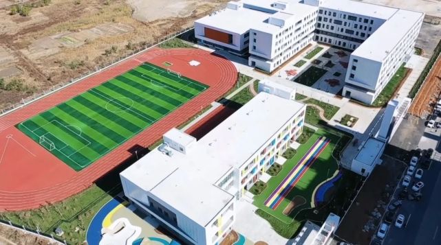 该校的建设既满足了营东新城发展需求,也缓解了营口