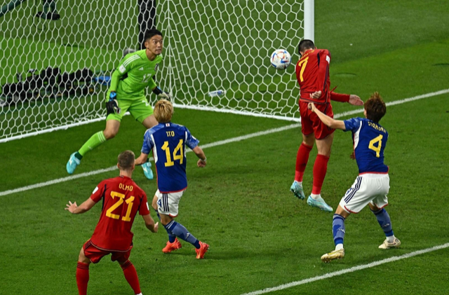 一场2-1让日本爆大冷登顶！西班牙输球出线，他们欠德国一个道歉蜡笔画在黑板上怎么清理