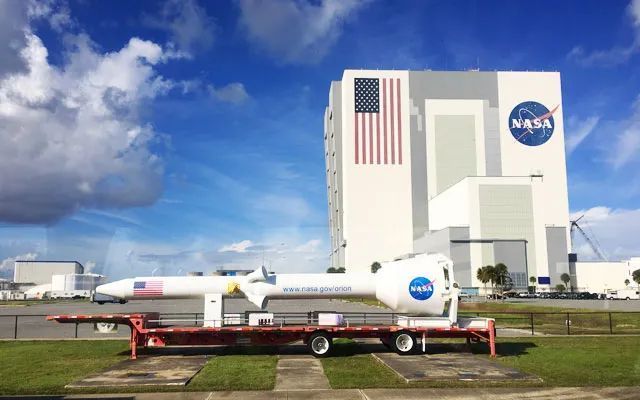 宇航中心(nasa johnson space center)就在这里,也因此"休斯敦"是在