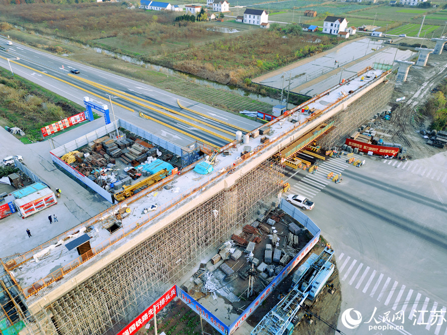 洋吕铁路一重点控制性工程提前完工 全线预计明年底通车