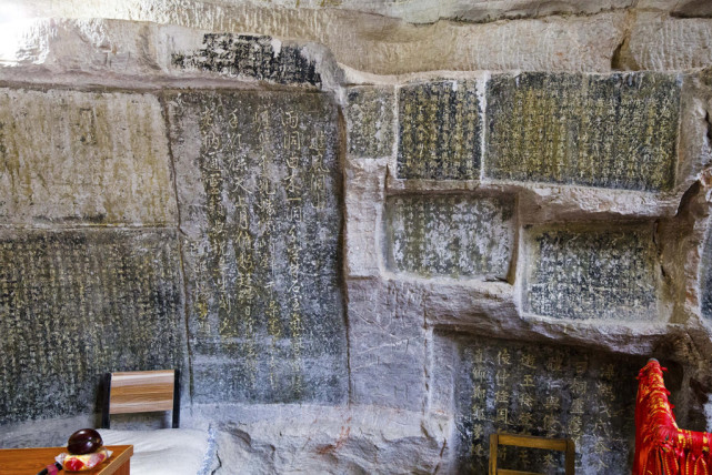 桂林山水中的一个重要文物景点,叠彩山上的摩崖石刻及洞穴佛像