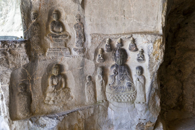 桂林山水中的一个重要文物景点,叠彩山上的摩崖石刻及洞穴佛像