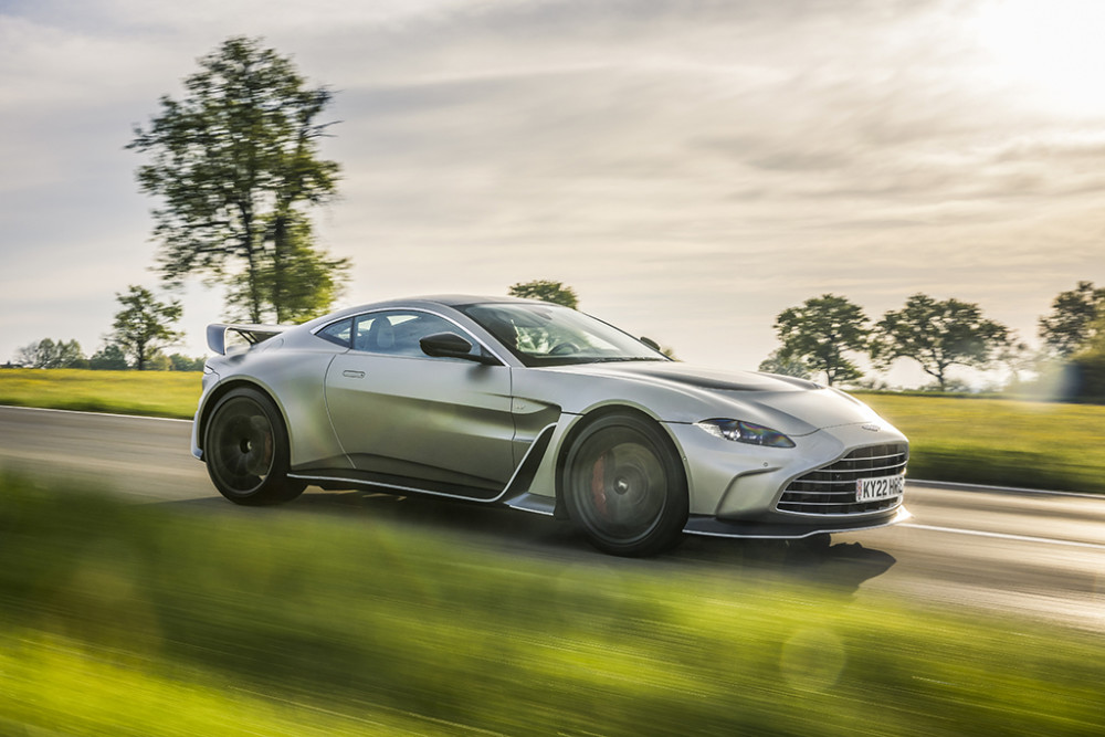 英雄的承诺阿斯顿马丁v12vantage