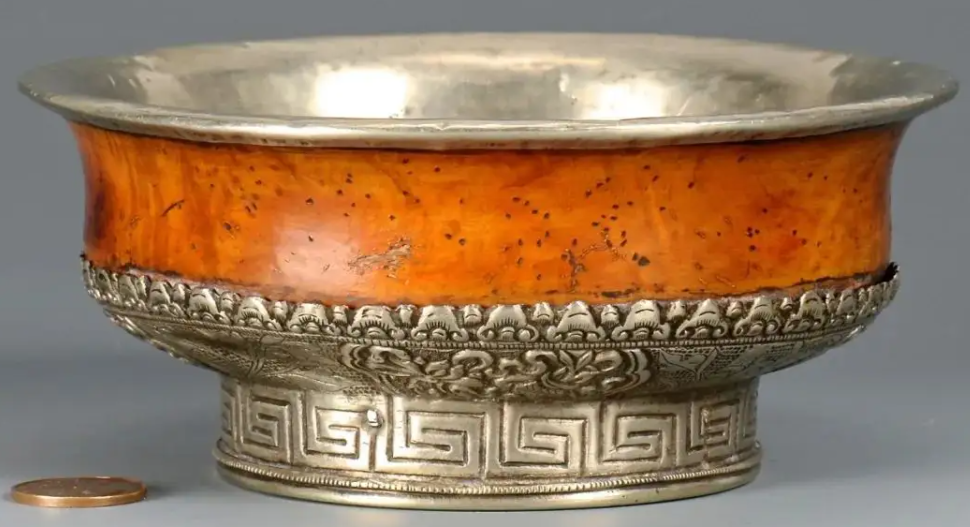 藏式木碗分很多种,包括大碗,小碗,盖碗,套碗,木钵等,用法上更是多种