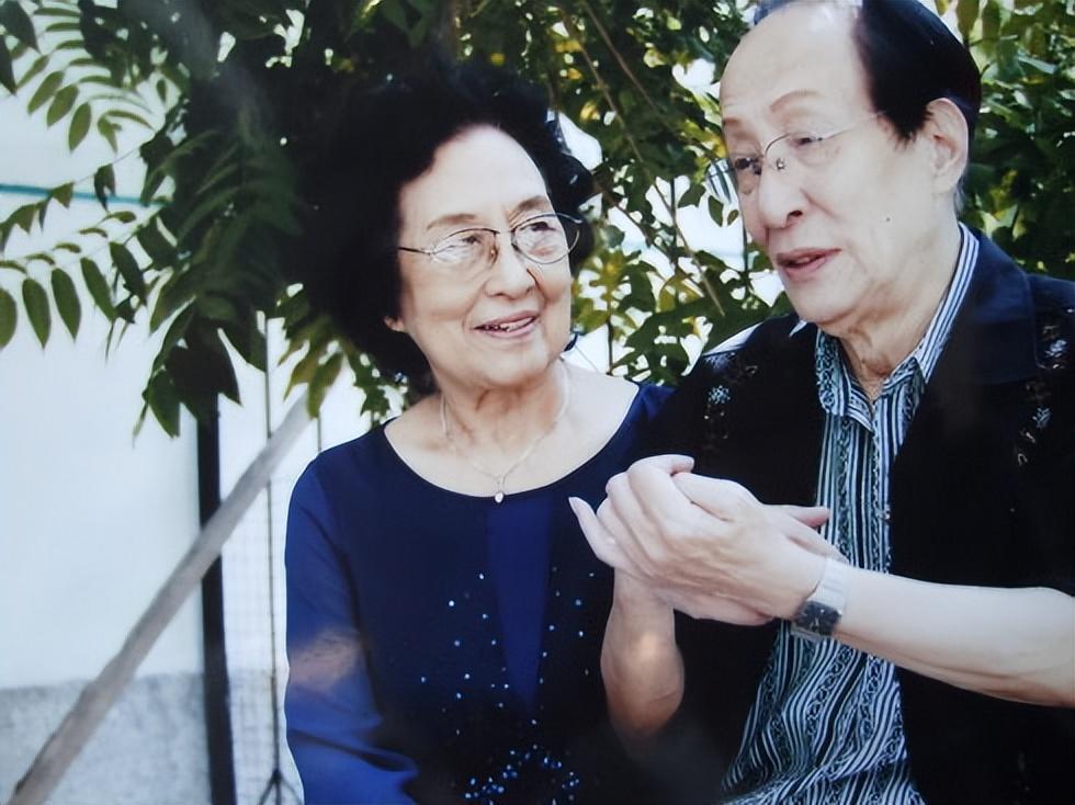 那么常宝华和傅天真之间究竟是怎样走到一起的,他们之间又有着怎样的