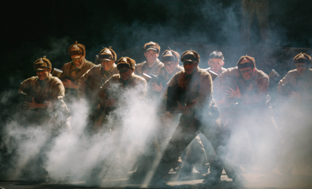 "烽烟滚滚唱英雄,四面青山侧耳听,侧耳听.