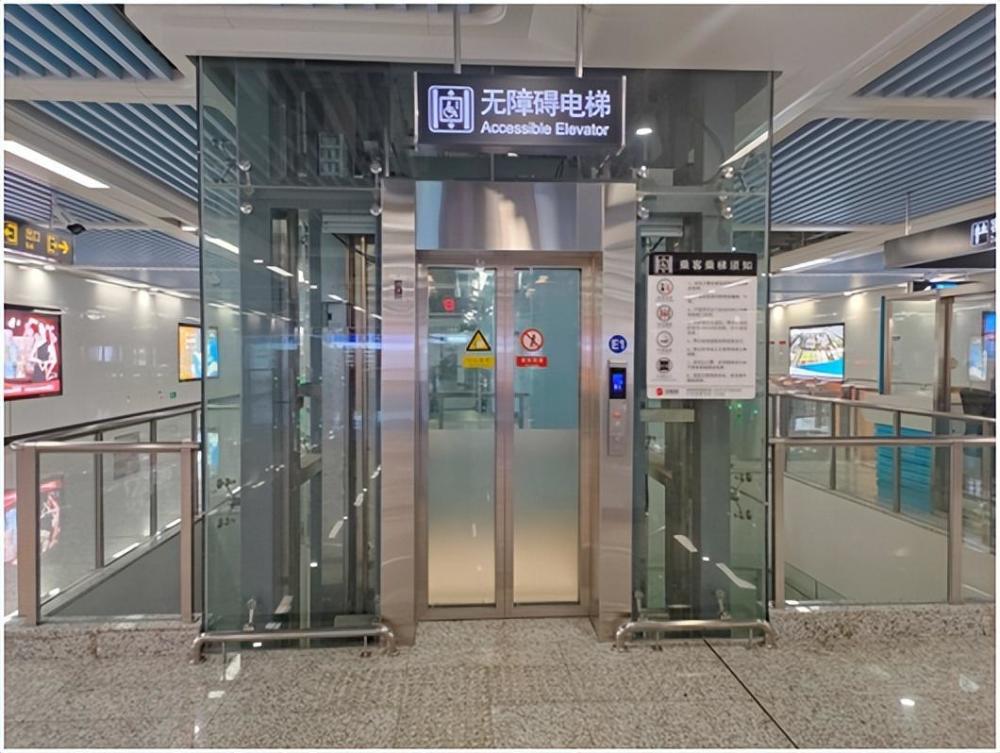 无障碍硬件设施方面,在每个地铁站的站台,垂梯,出入口处,均设有无障碍
