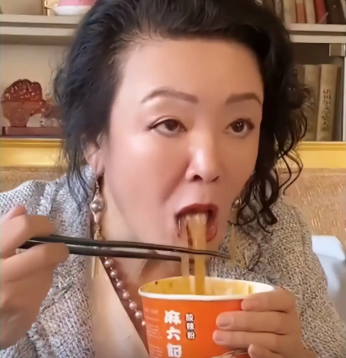 张兰麻六记直播间热度回落!经销商称酸辣粉系阿宽食品代工