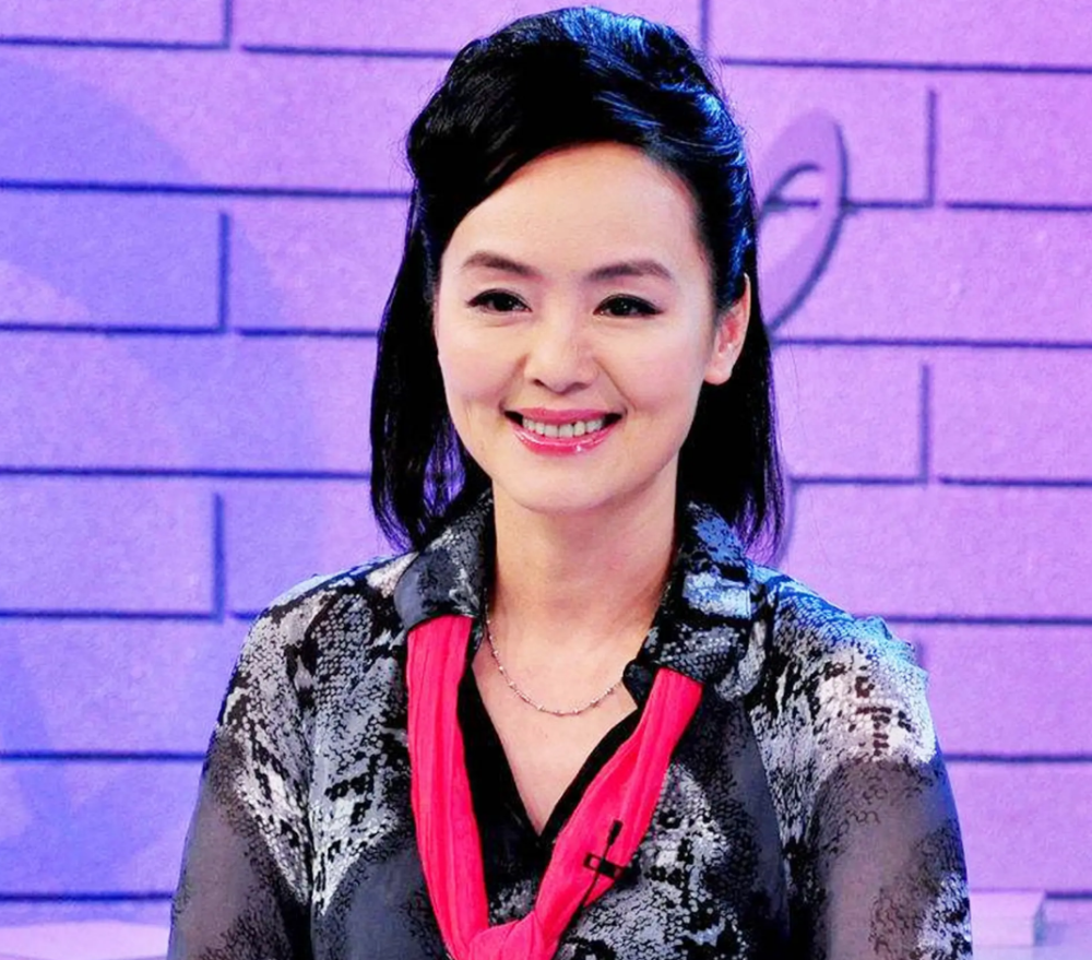 央视主持孙小梅人美又多才多艺为人低调不张扬追求平淡生活