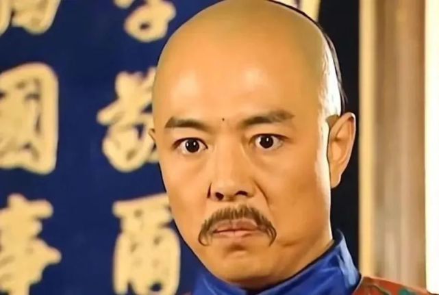 如果说刚刚两部剧,张铁林都演乾隆皇帝,角色一样,表演方式有重合,倒还