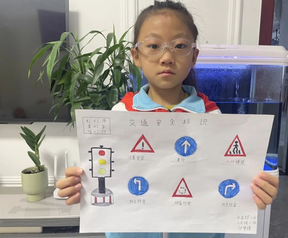 手抄报和交通标志,进一步促进学生了解交通标志内涵,提升交通安全意识