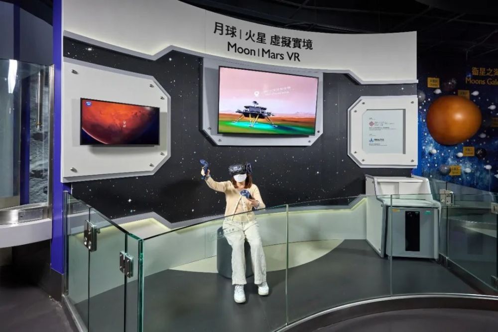 香港太空馆虚拟实境展品让市民体验月球及火星之旅_腾讯新闻