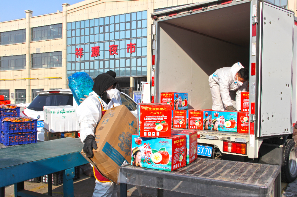 "为了安全进货物,我们在市场入口处设立卡点,卸货完毕后将车辆送出