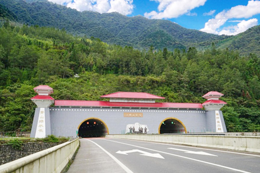 雅康高速二郎山隧道隧道建成后,海拔高度较g318线老二郎山隧道降低约