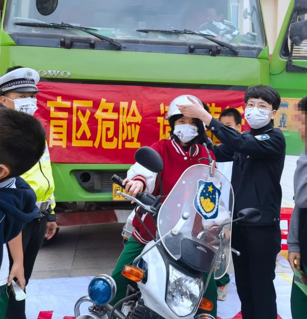 體驗泉州交警開展七個宣傳為文明守法平安回家亮屏發聲全國交通安全日