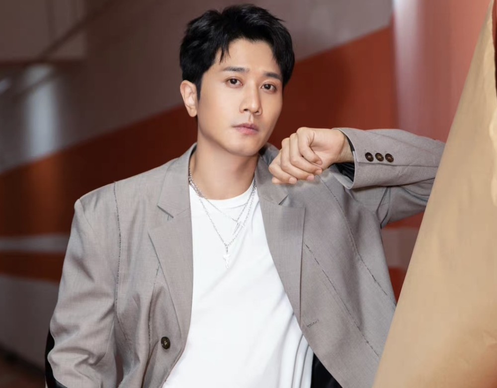 彭冠英和陈小纭疑似恋爱路人偶遇两人约会同款照片也被扒