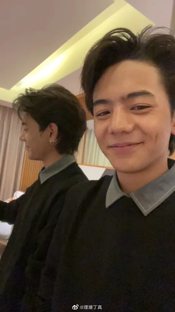 丁真出道时以天真纯朴,未受世俗污染而闻名,他被发