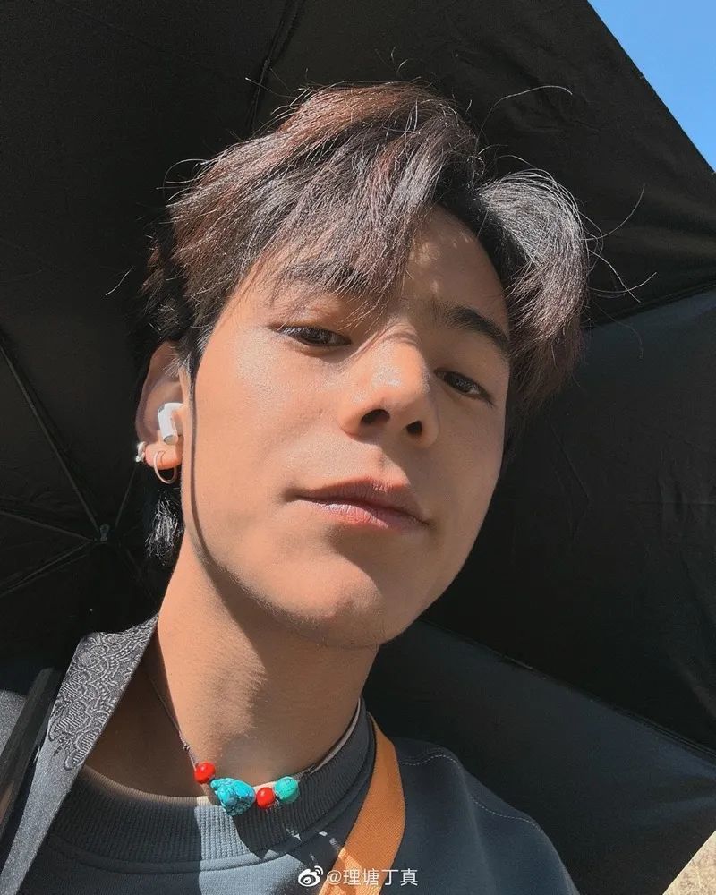 21岁丁真改头换面,甜野男孩变冷白皮少年,入行两年天真不再_腾讯新闻