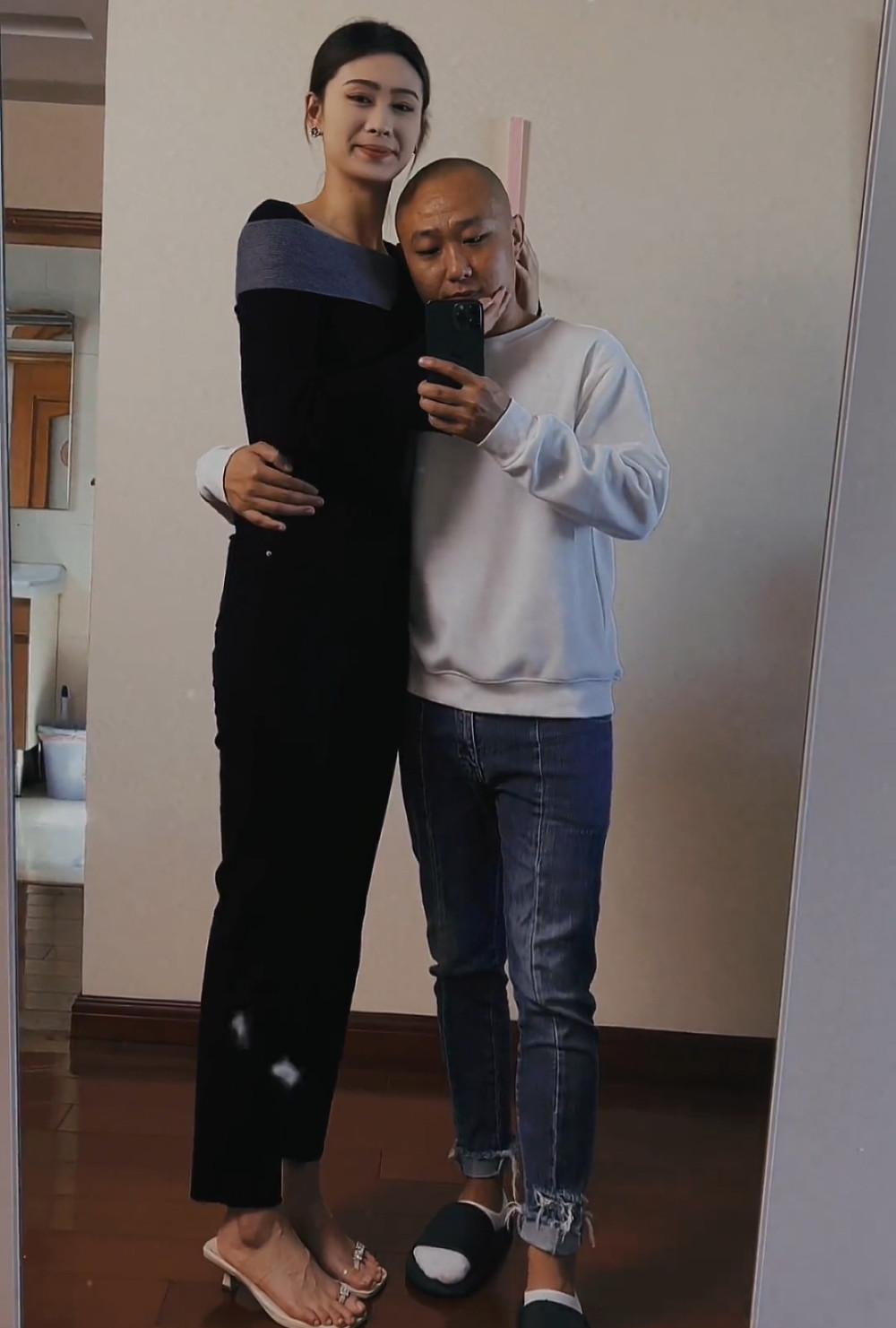 00后1米82女生爱上80后1米71男子,双方颜值与身高反差引发热议!