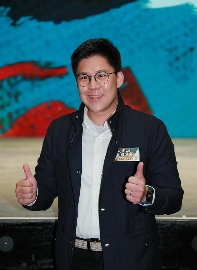 霍启刚受邀参加论坛,西装革履神采奕奕,合影不抢c位低调有范