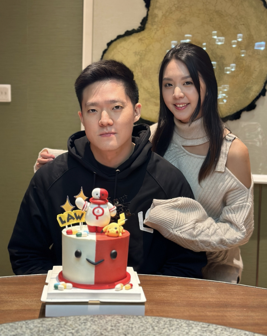 孟子义的约会男嘉宾王厚杰晒庆生照,携女友一同出镜,女方五官大气像奚