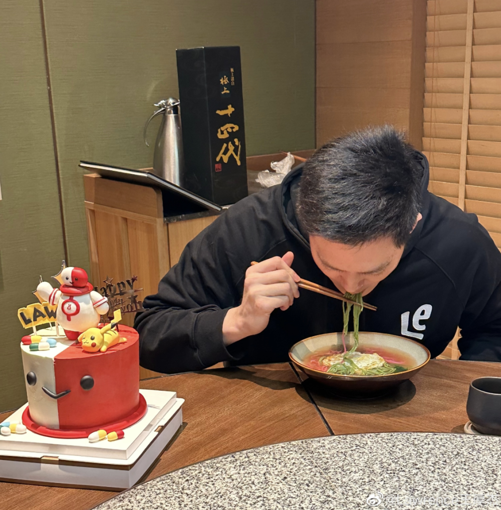 孟子义的约会男嘉宾王厚杰晒庆生照,携女友一同出镜,女方五官大气像奚