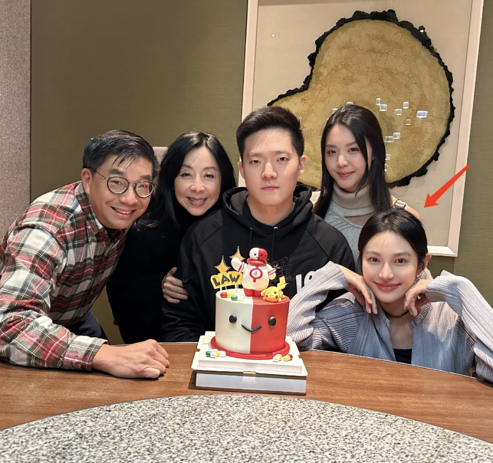 孟子义的约会男嘉宾王厚杰晒庆生照,携女友一同出镜,女方五官大气像奚