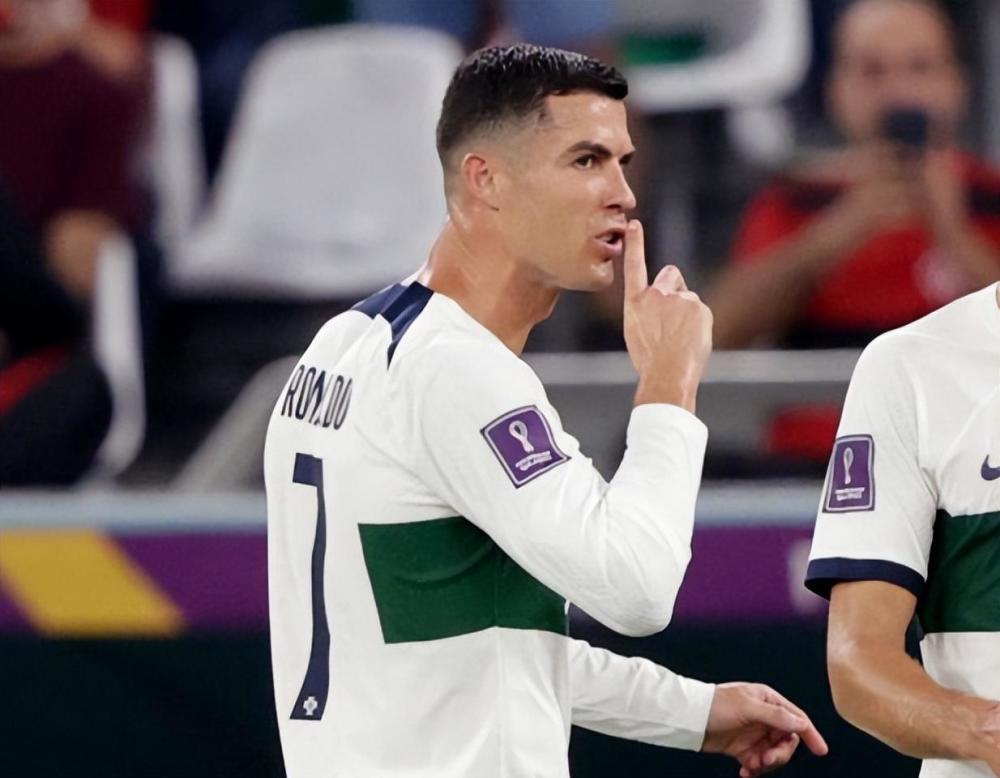 c罗拒绝韩媒采访,做闭嘴手势,怒斥曹圭成安静_腾讯新闻