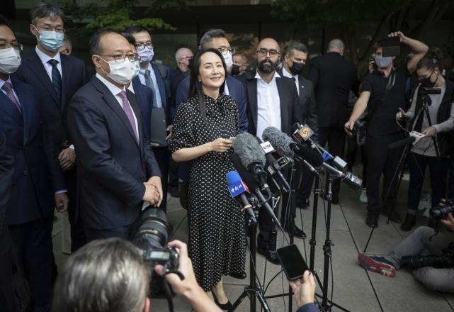 美国法院正式撤销对孟晚舟“银行欺诈”等罪名指控_腾讯新闻