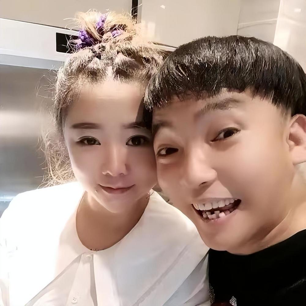 师弟小鹏飞,后有孟令宇(皮长山),毕畅(王小蒙)等人,本山传媒一地鸡毛!