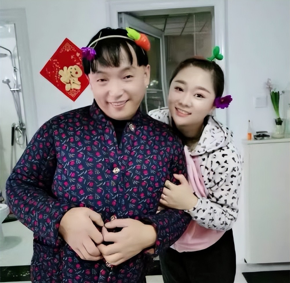 至于感情上,霍云龙曾与本山传媒的演员梦迪(本名:王金华)有过一段不