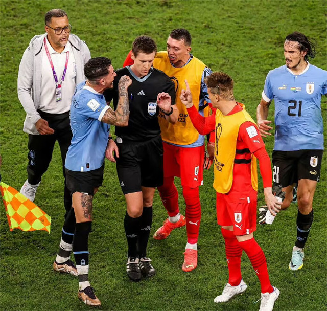 德国裁判补时拒判卡瓦尼出线点球，乌拉圭队赛后围攻裁判讨说法英孚教育少儿怎么样