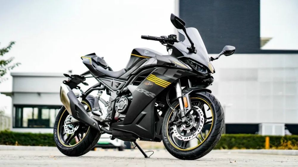 补齐颜值短板配置一步到位无极250rr竞技版试驾