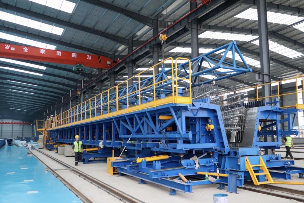 智慧梁场首片预制梁完成长深高速河惠段改扩建项开启预制梁施工