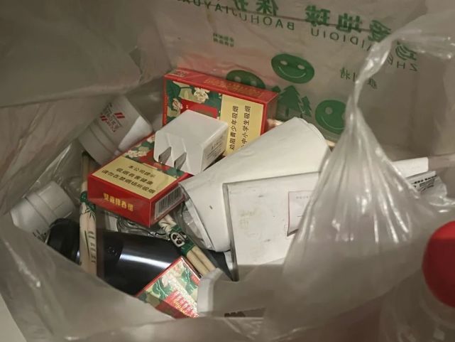 一手提一个鼓囊的白色塑料袋,里面装着卫生纸,胃药,剃须刀,馅饼还有几